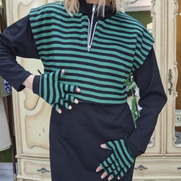 Vestido negro y verde con guantes