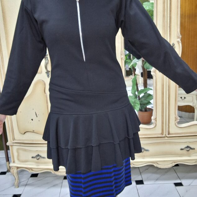 Vestido negro y azul con volantes