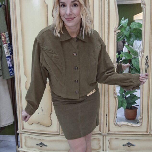 Conjunto de falda y chaqueta en verde militar