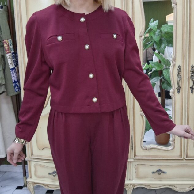 Conjunto de chaqueta color buganvilla con botones dorados