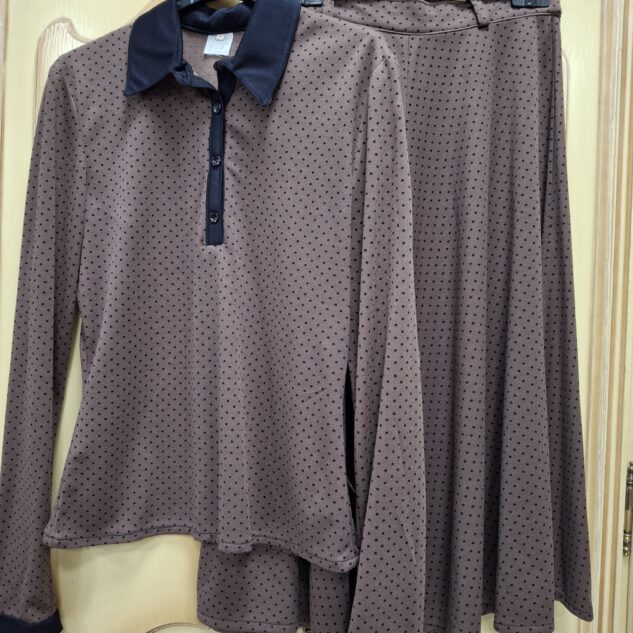 Conjunto falda capa y polo en color marrón