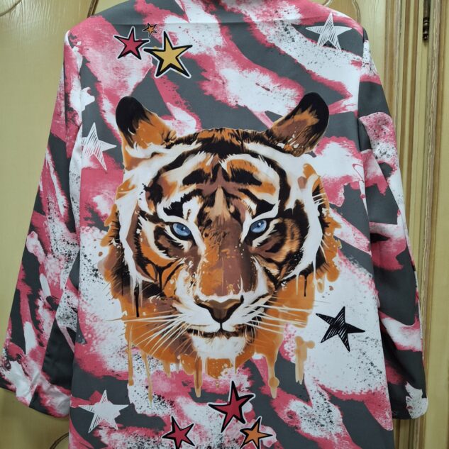 Chaqueta militar con tigre