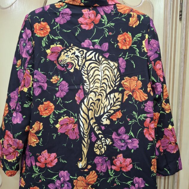 Chaqueta negra flores leopardos