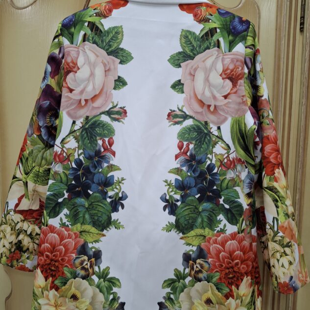 Chaqueta blanca de flores grandes