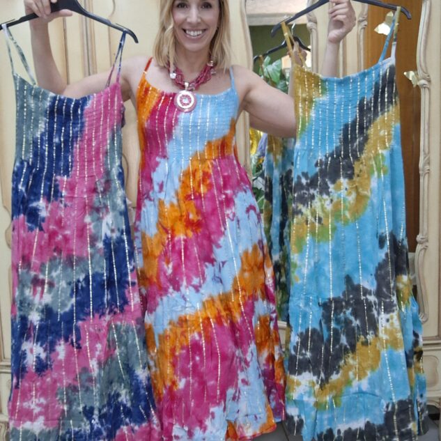 Vestido tie dye con hilos metalizados