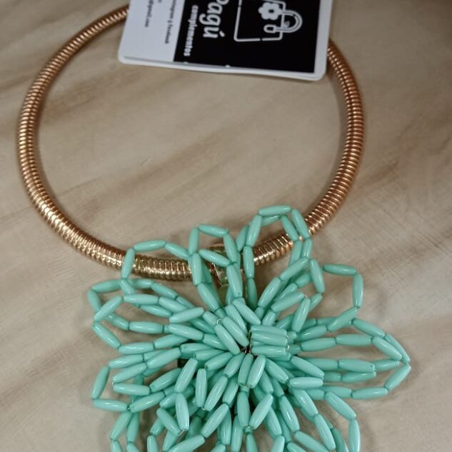 Collar flor verde agua