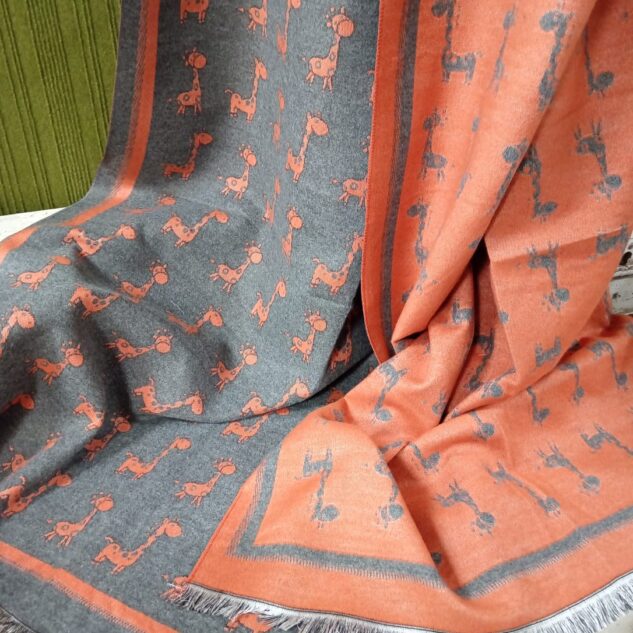 Pashmina jirafas color gris y naranja