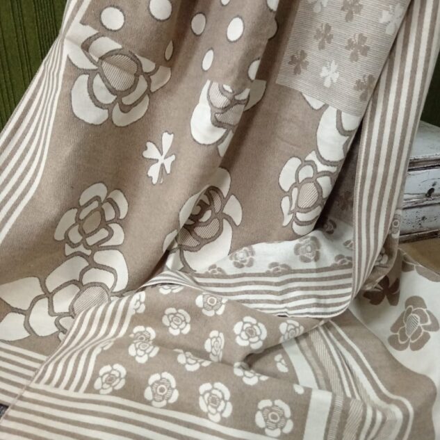 Pashmina de flores en color beige