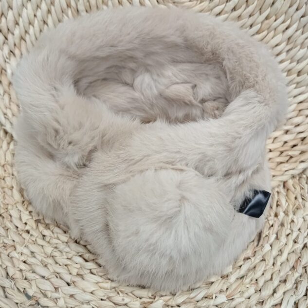 Cuello de pelo color crudo