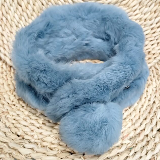 Cuello de pelo color celeste