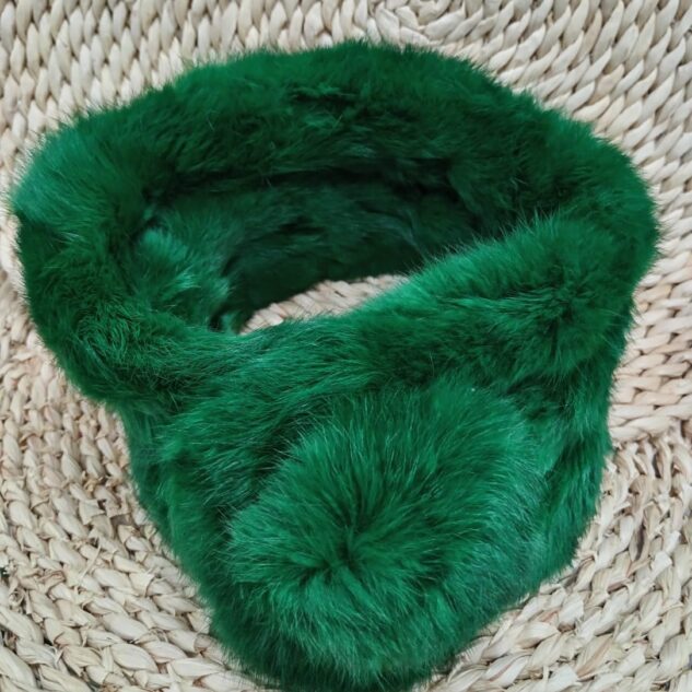 Cuello de pelo color verde botella