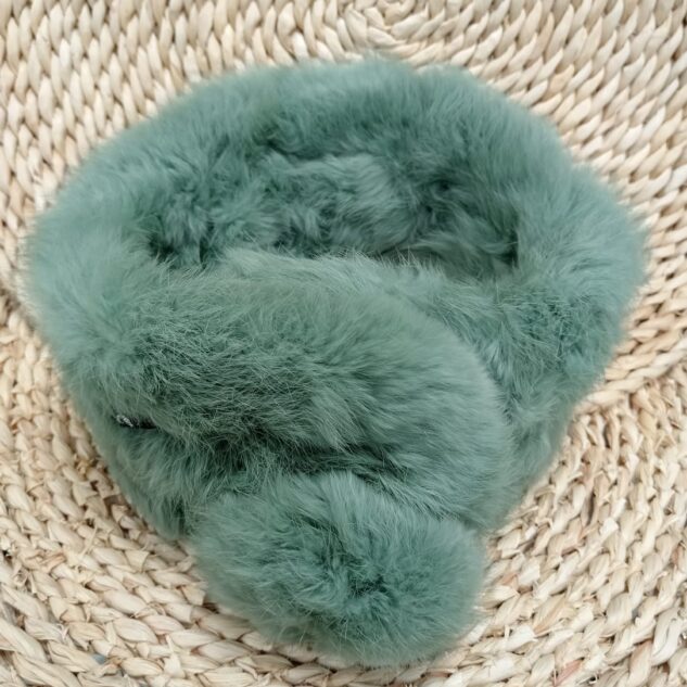 Cuello de pelo color verde agua