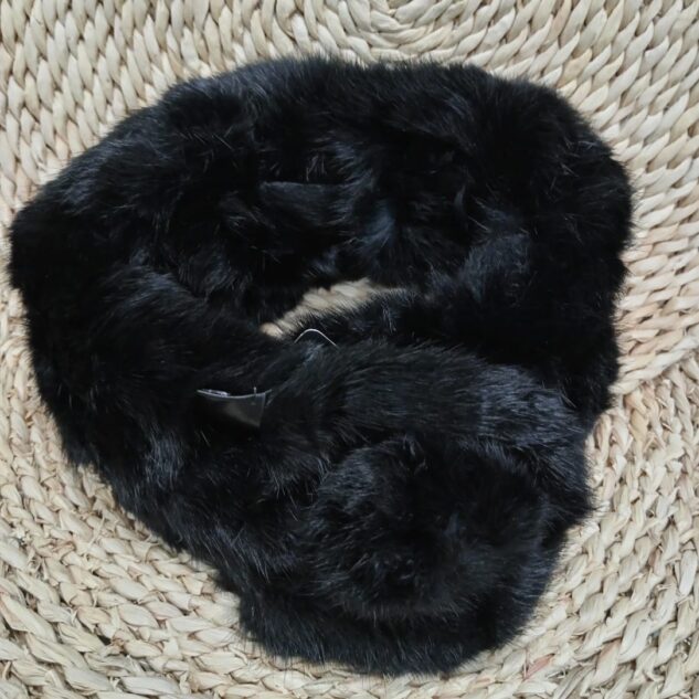 Cuello de pelo color negro