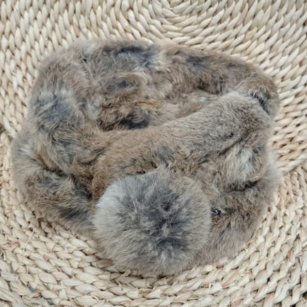 Cuello de pelo color beige camel