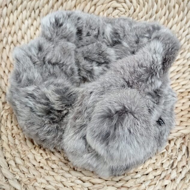 Cuello de pelo color gris