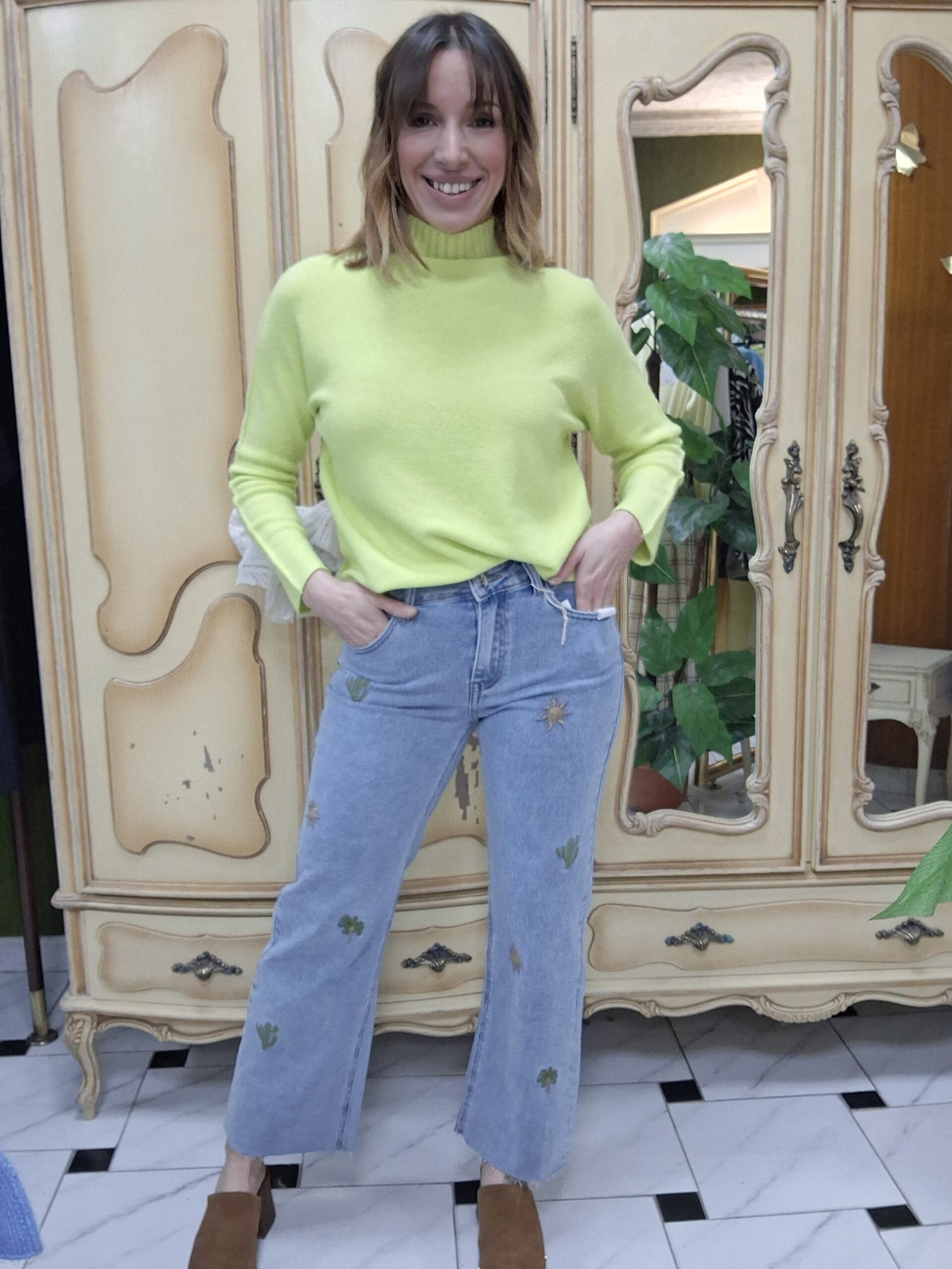 Jeans con bordado de cactus y soles - Imagen 2