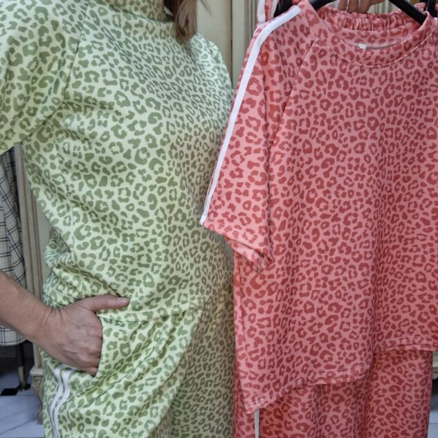 Conjunto deportivo animal print camiseta