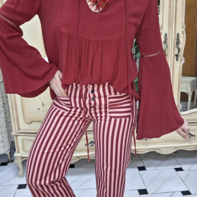 Pantalón de rayas rosa y burdeos