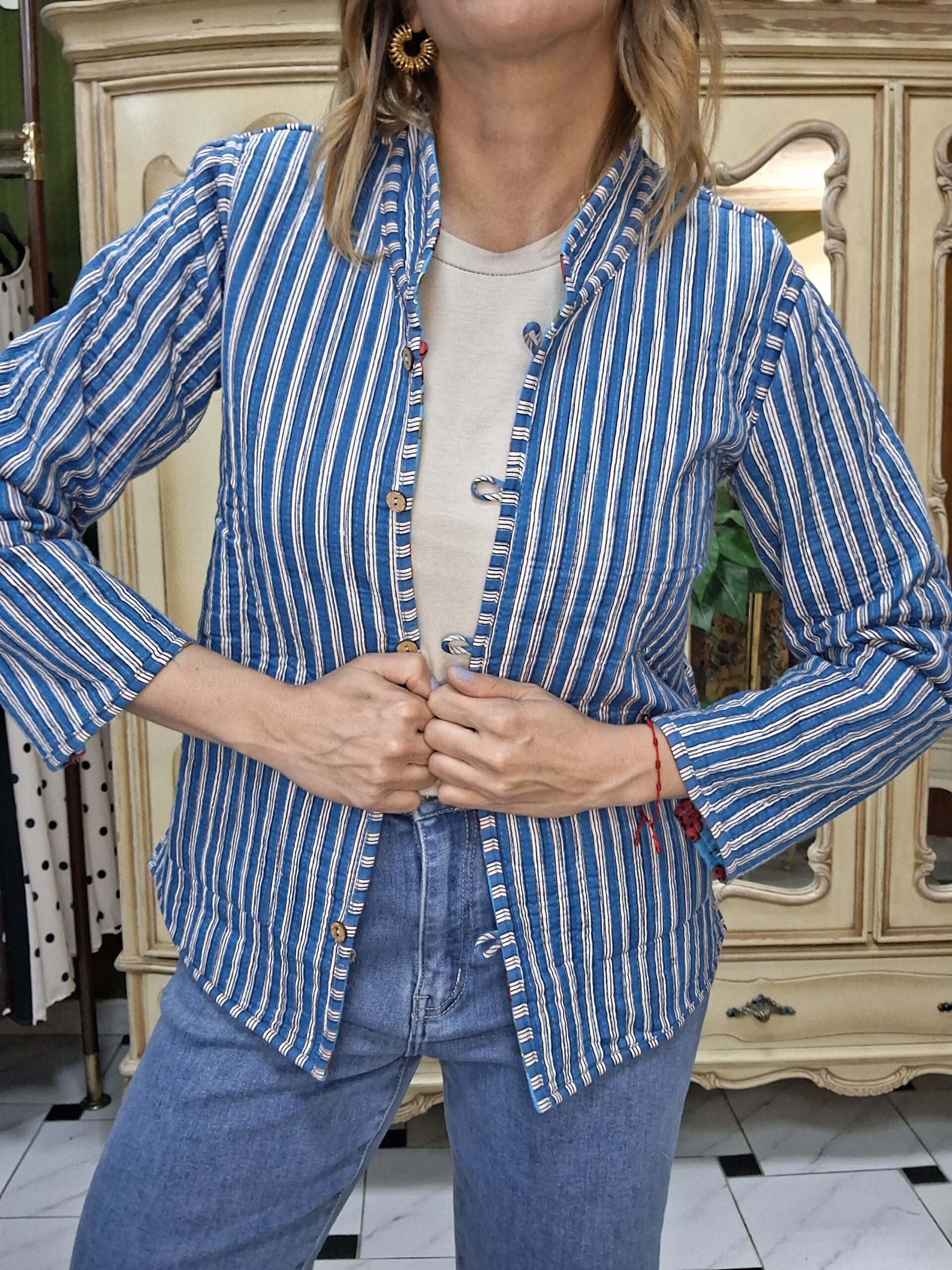 Chaqueta reversible turquesa flores rojas - Imagen 3