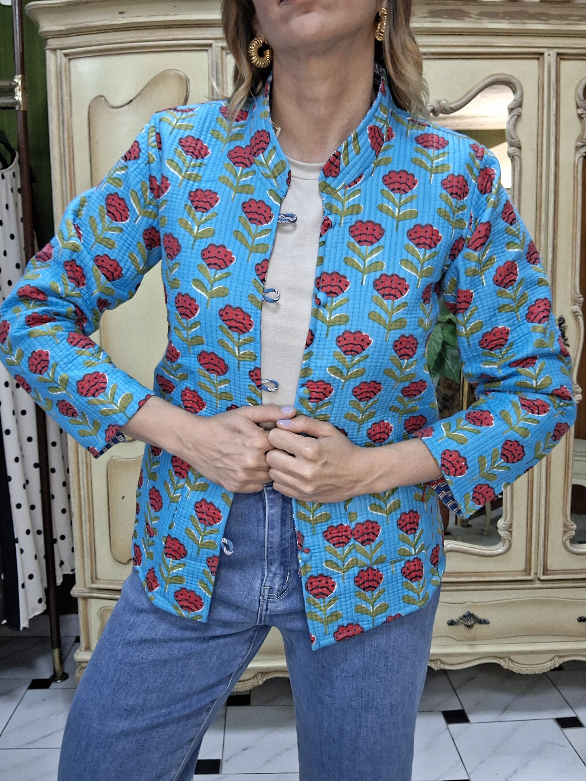 Chaqueta reversible turquesa flores rojas - Imagen 4