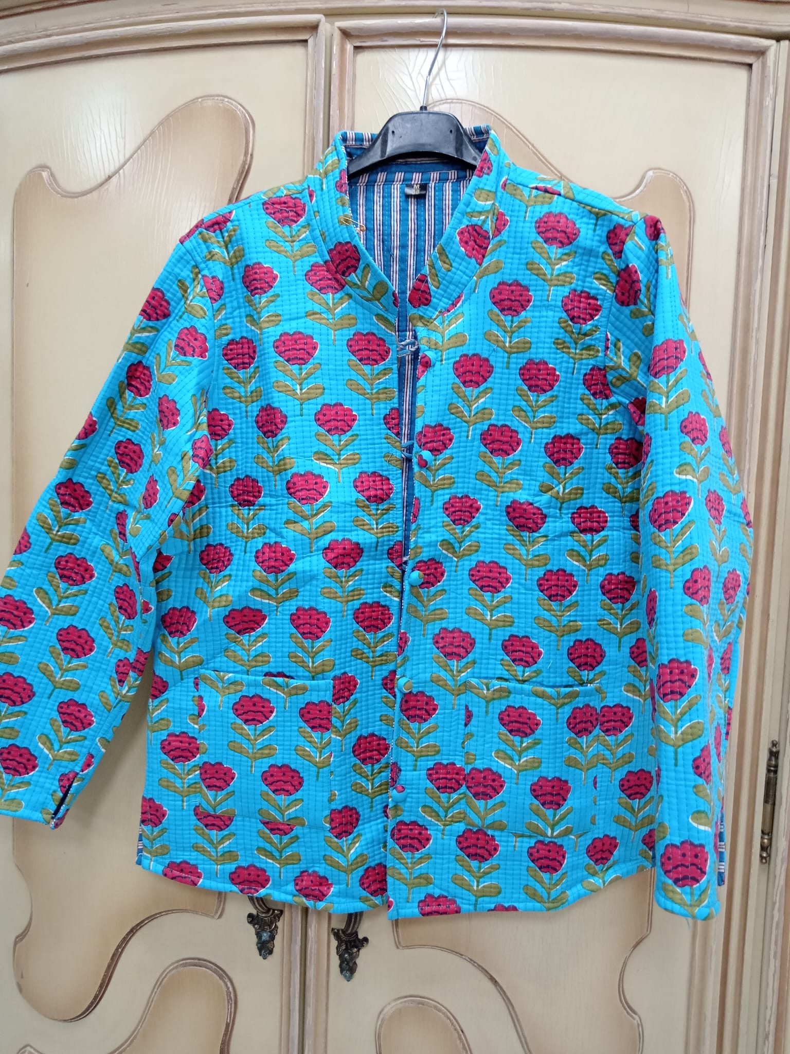 Chaqueta reversible turquesa flores rojas