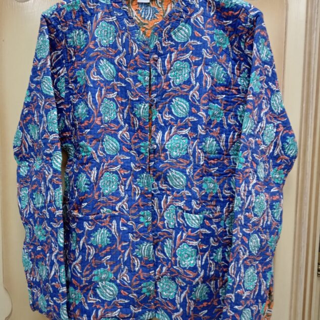 Chaqueta azul y naranja