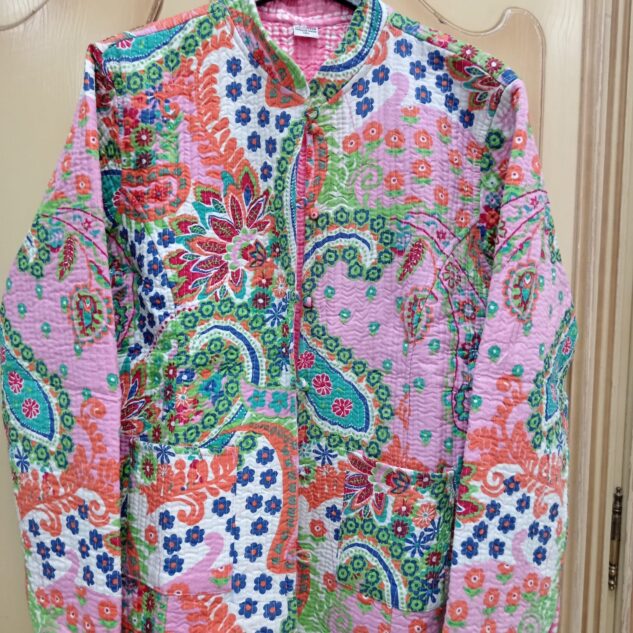 Chaqueta rosa estampada