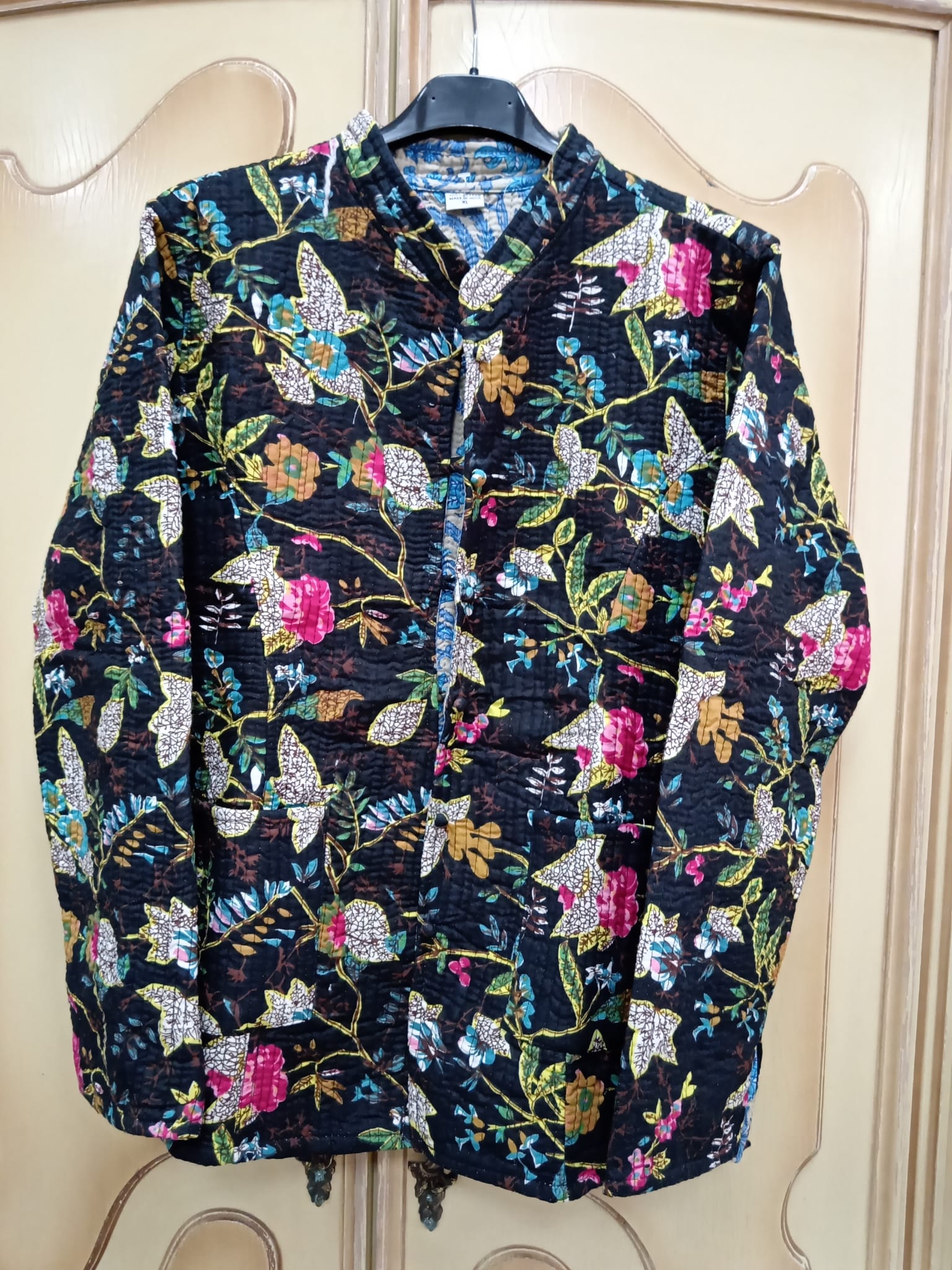 Chaqueta reversible negra flores colores