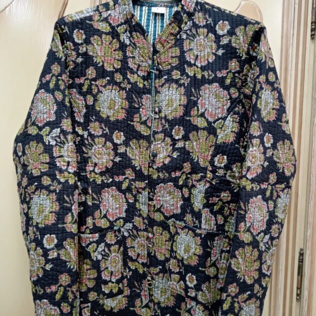 Chaqueta reversible flores fondo negro