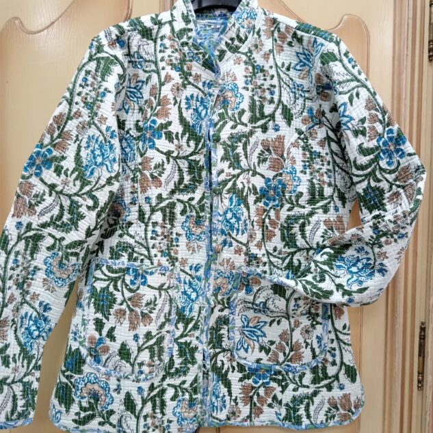 Chaqueta reversible flores fondo blanco