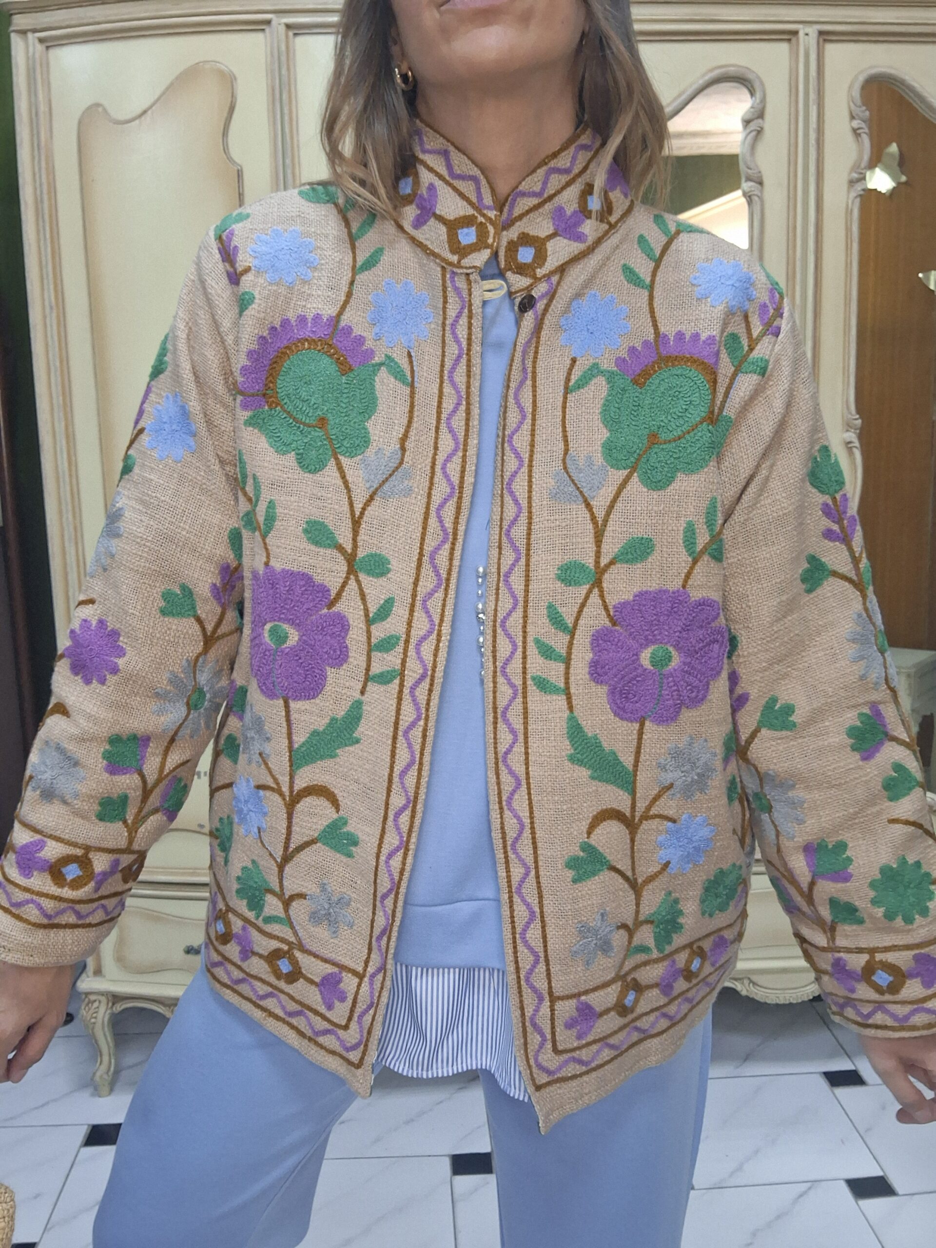 Chaqueta bordada camel flores lilas y verdes