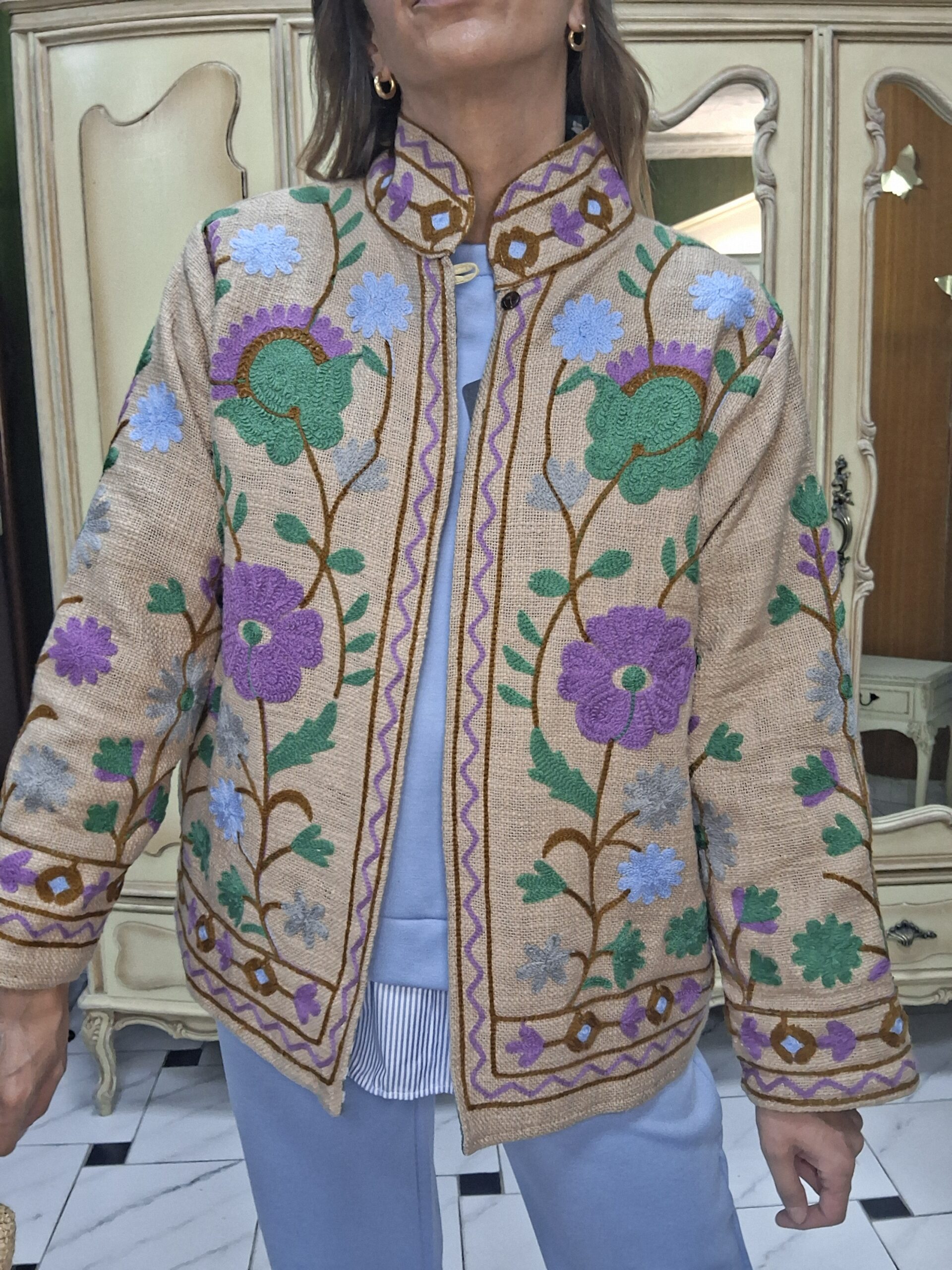 Chaqueta bordada camel flores lilas y verdes - Imagen 3