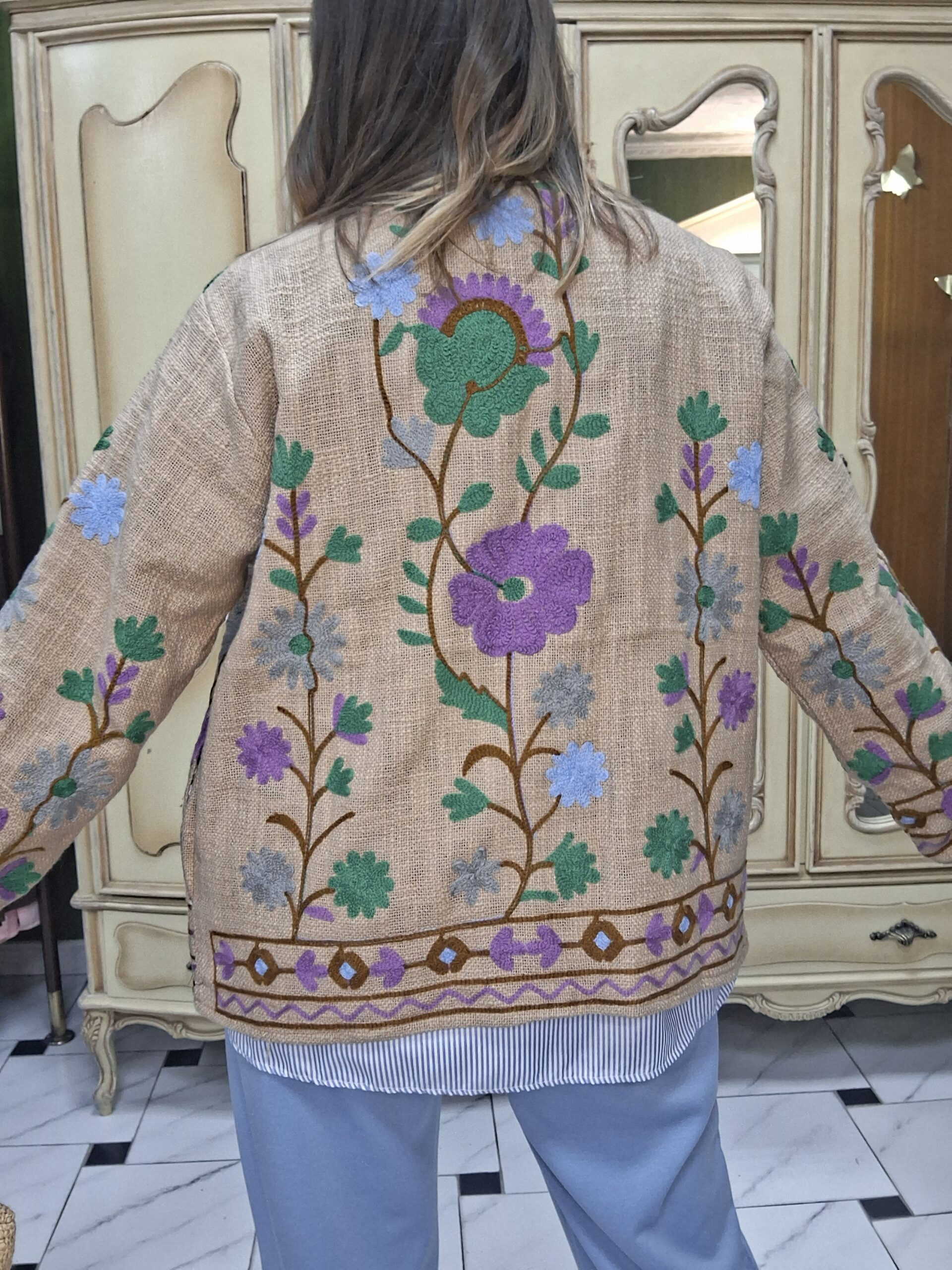 Chaqueta bordada camel flores lilas y verdes - Imagen 4