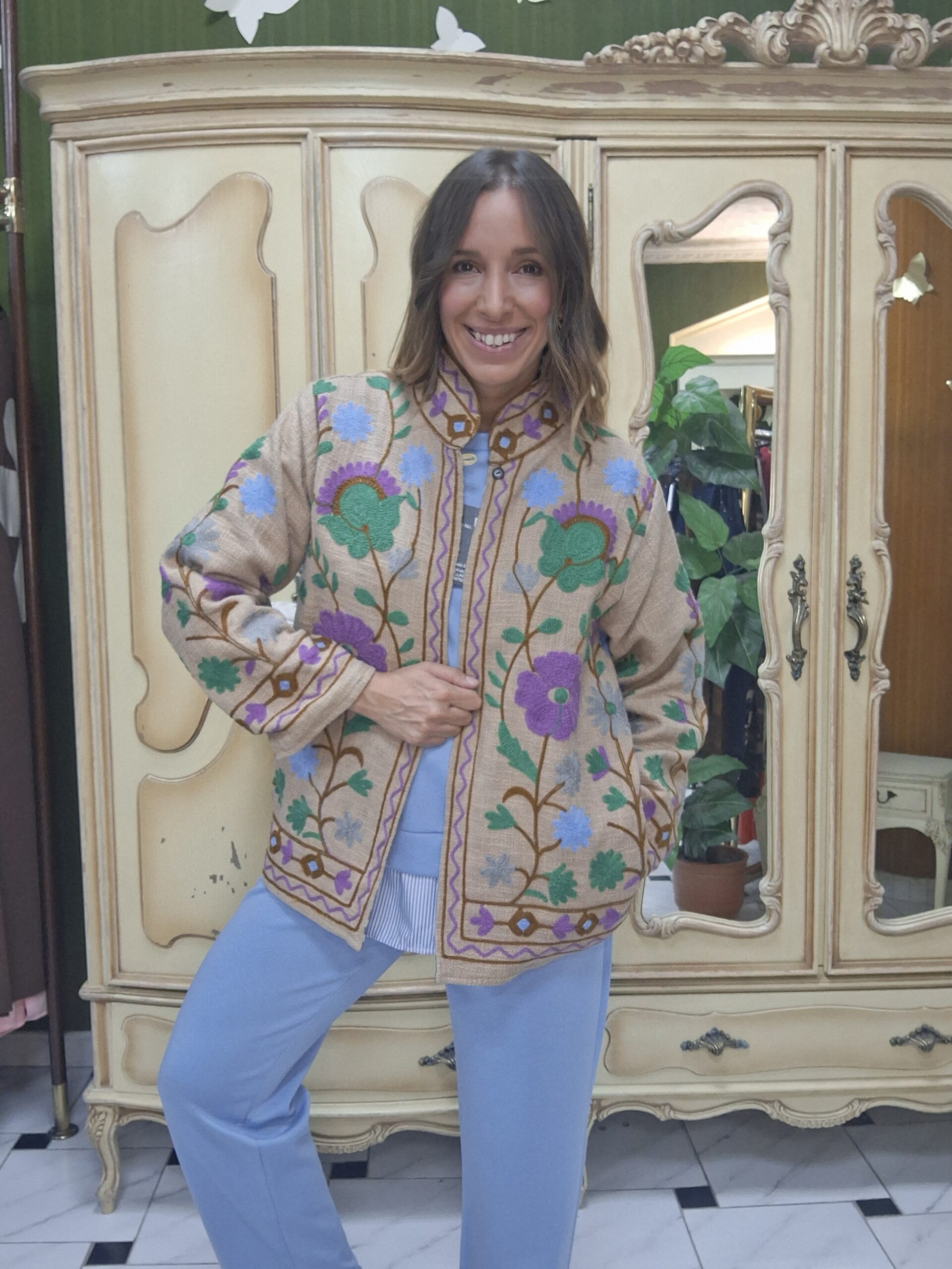 Chaqueta bordada camel flores lilas y verdes - Imagen 5