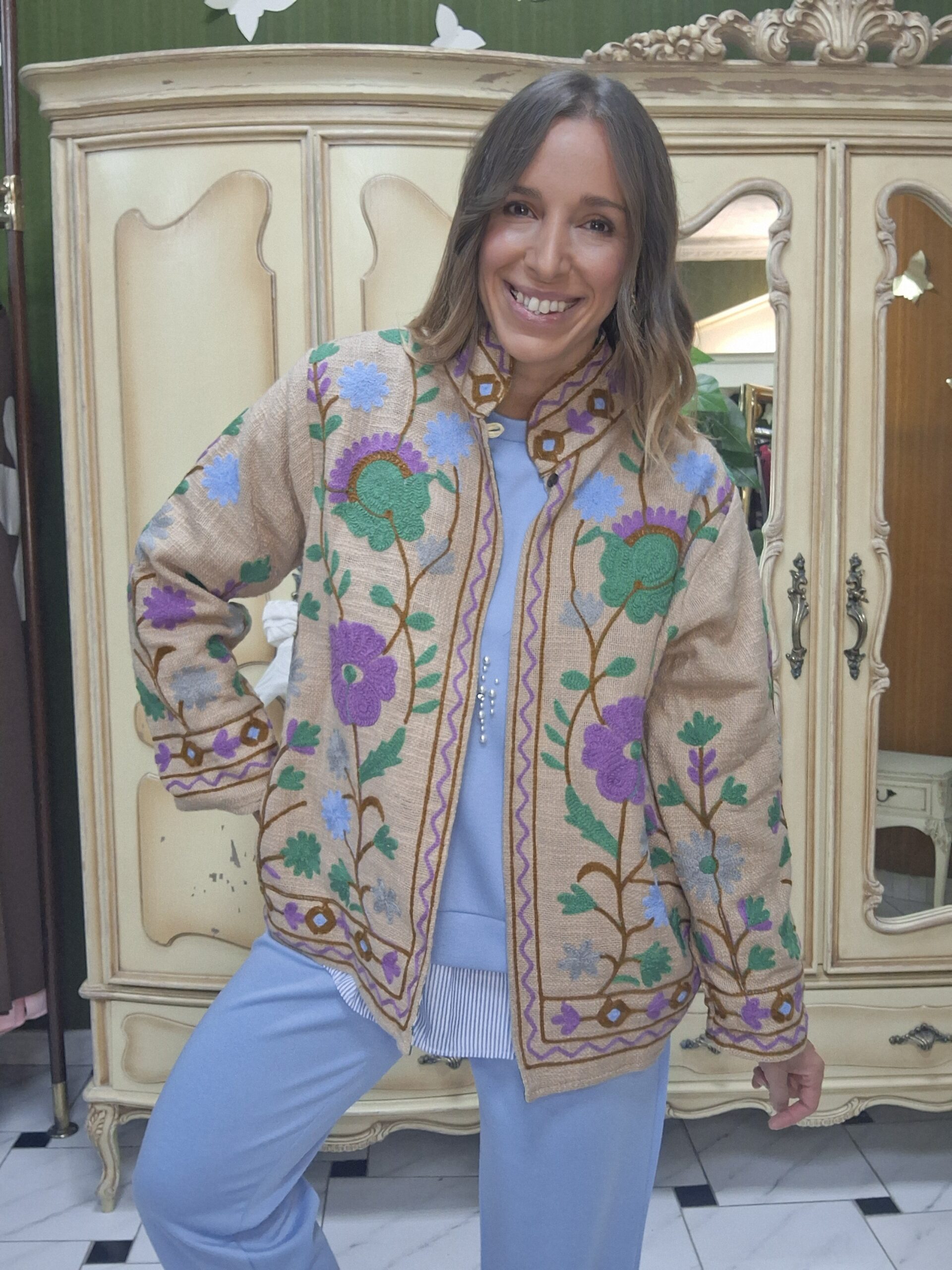 Chaqueta bordada camel flores lilas y verdes - Imagen 6