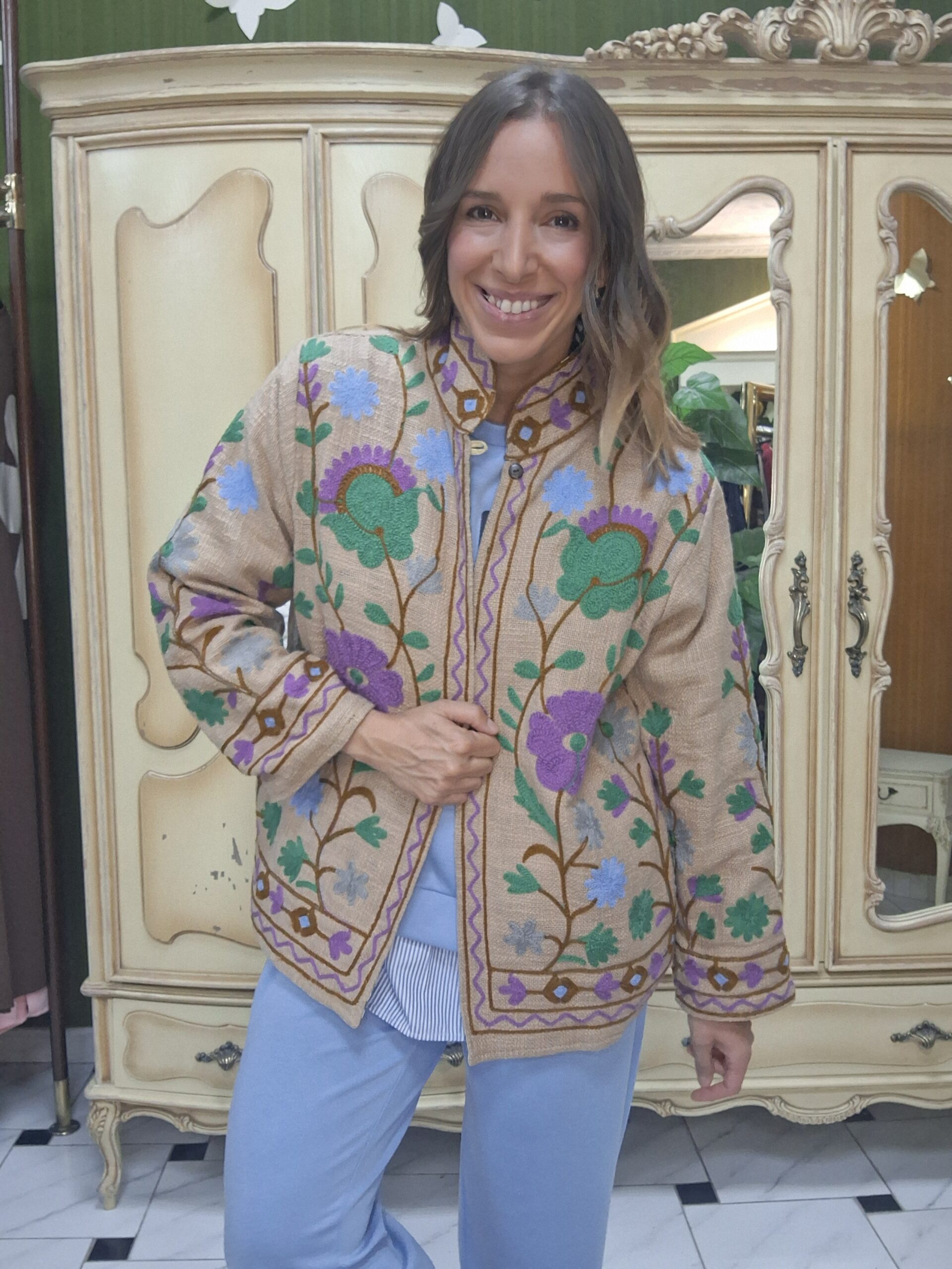 Chaqueta bordada camel flores lilas y verdes - Imagen 7