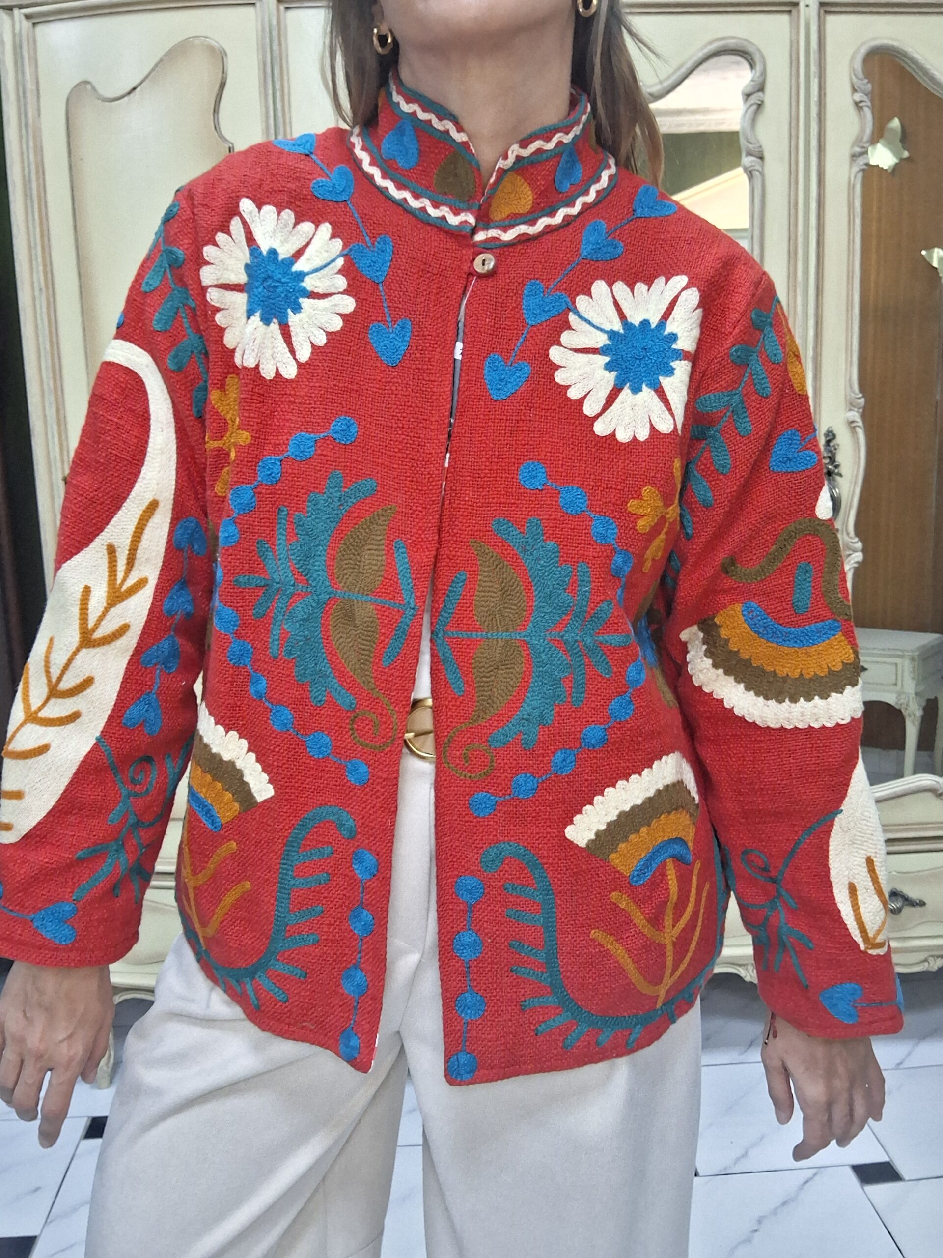 Chaqueta roja flores bordadas