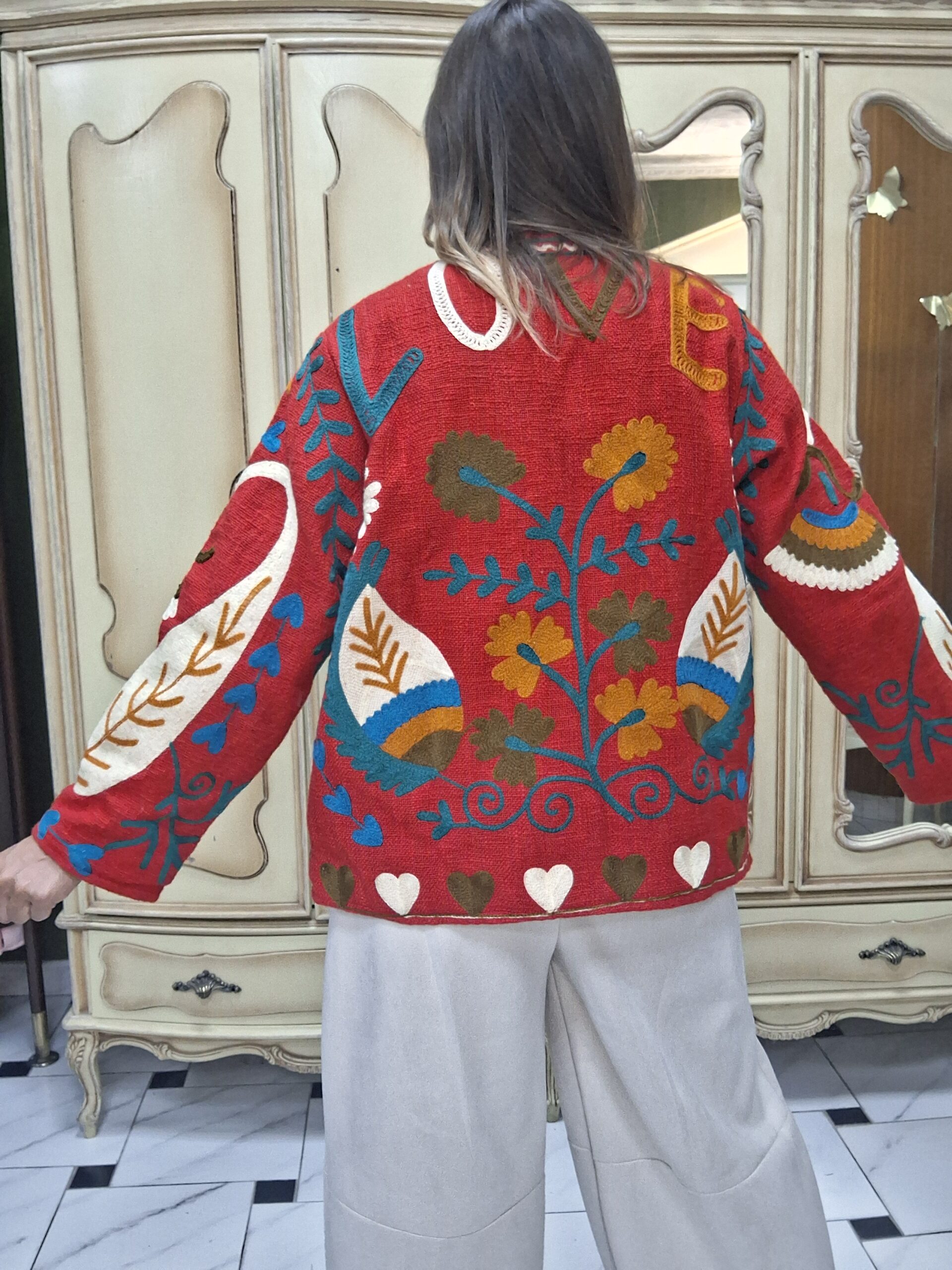 Chaqueta roja flores bordadas - Imagen 2