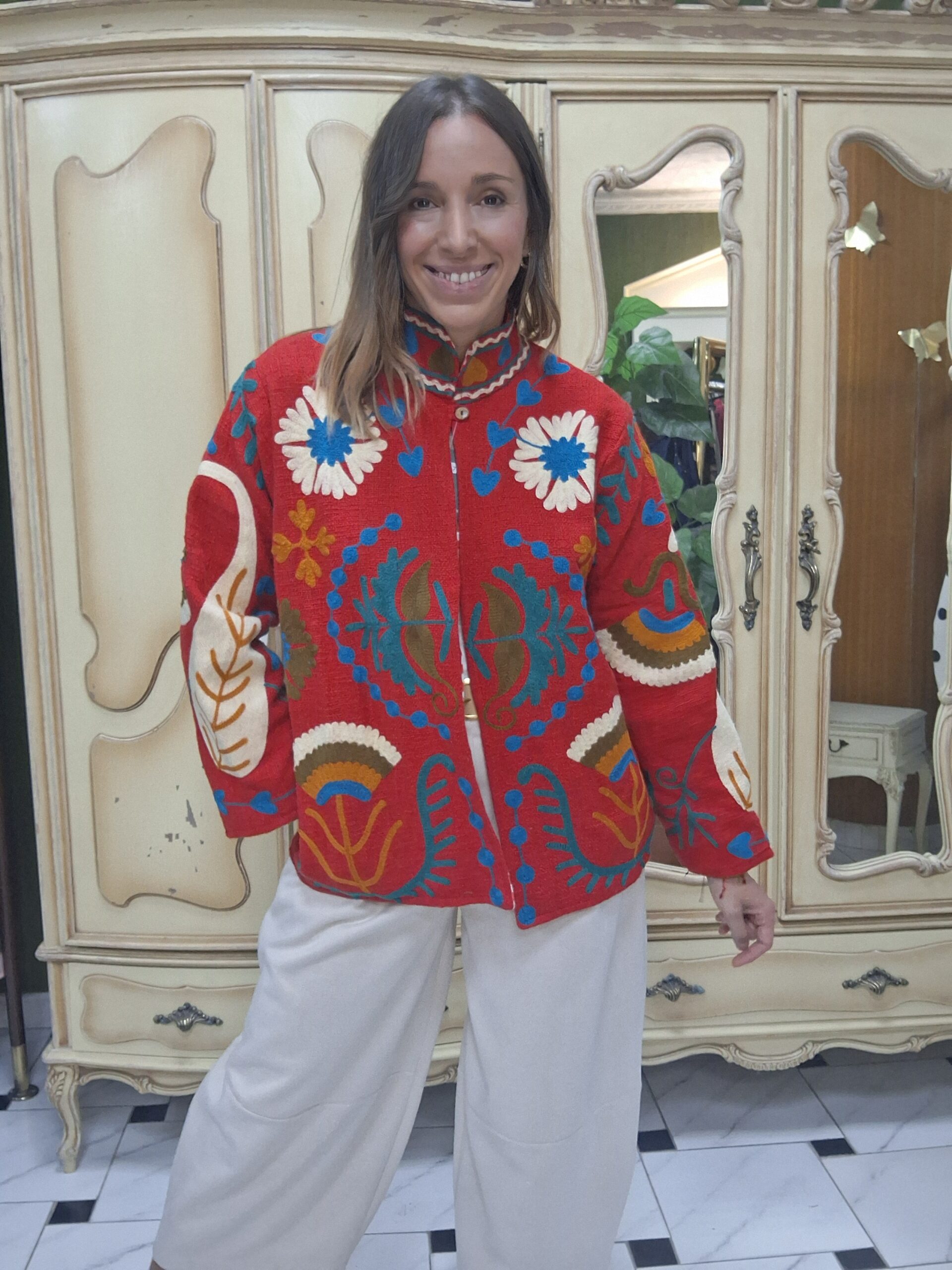 Chaqueta roja flores bordadas - Imagen 3