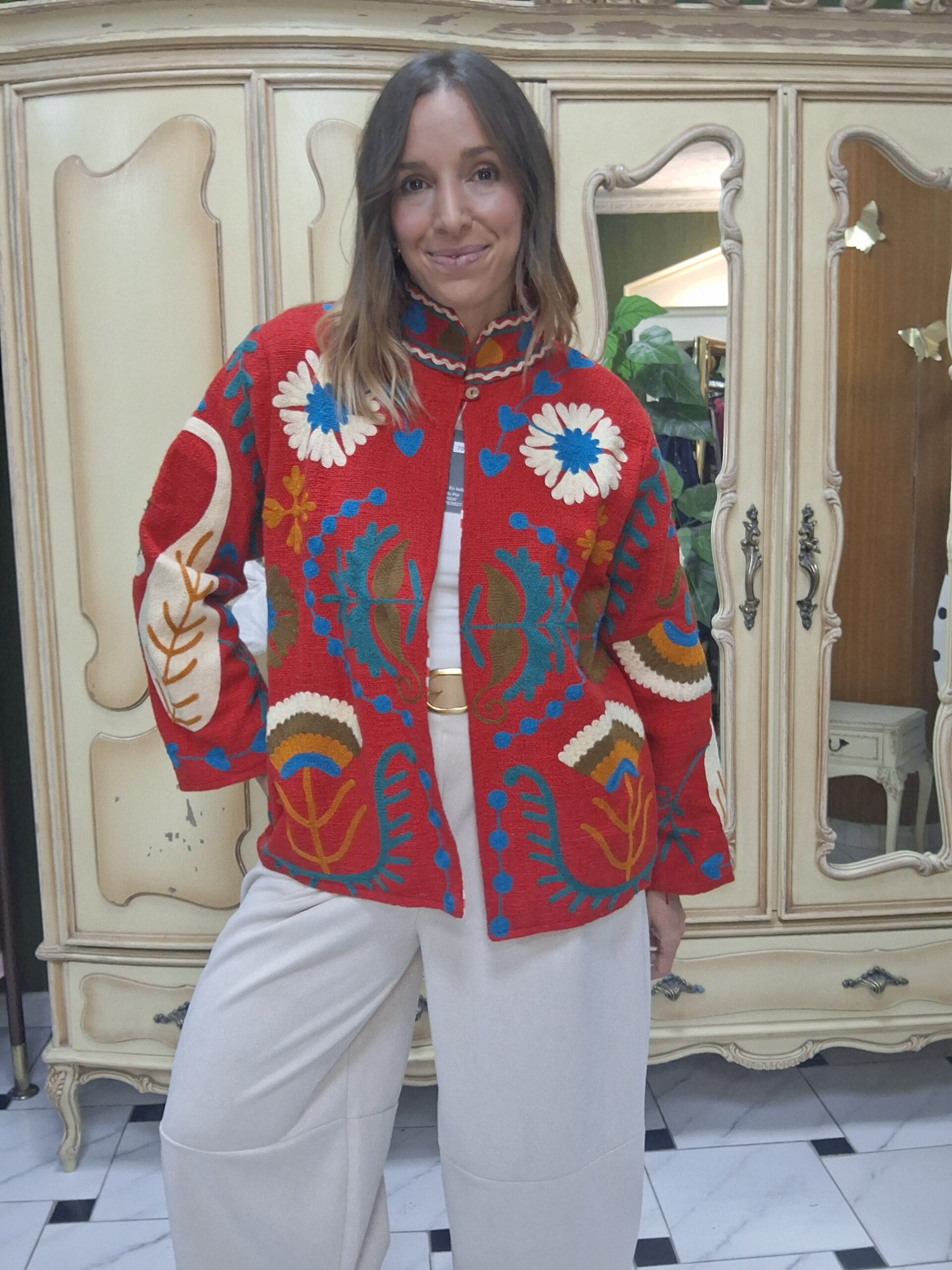 Chaqueta roja flores bordadas - Imagen 4