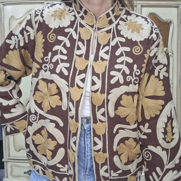 Chaqueta marrón flores bordadas