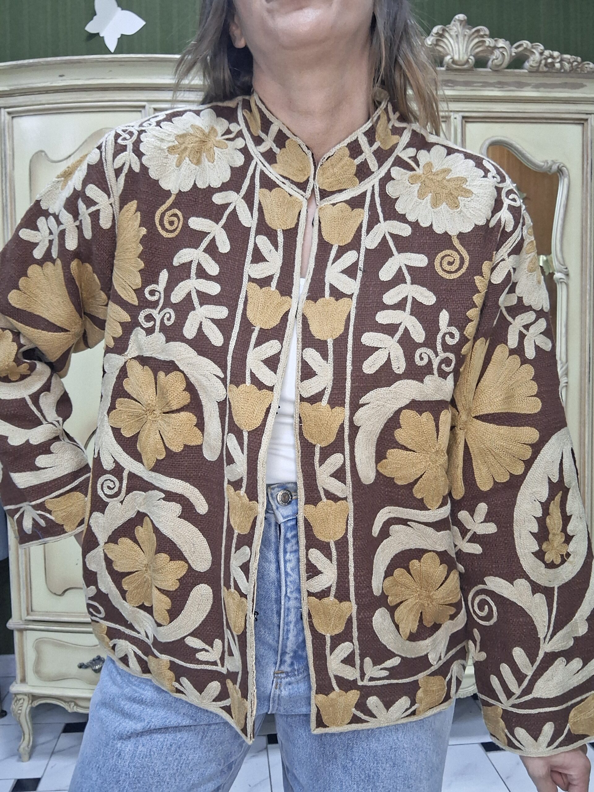 Chaqueta marrón flores bordadas