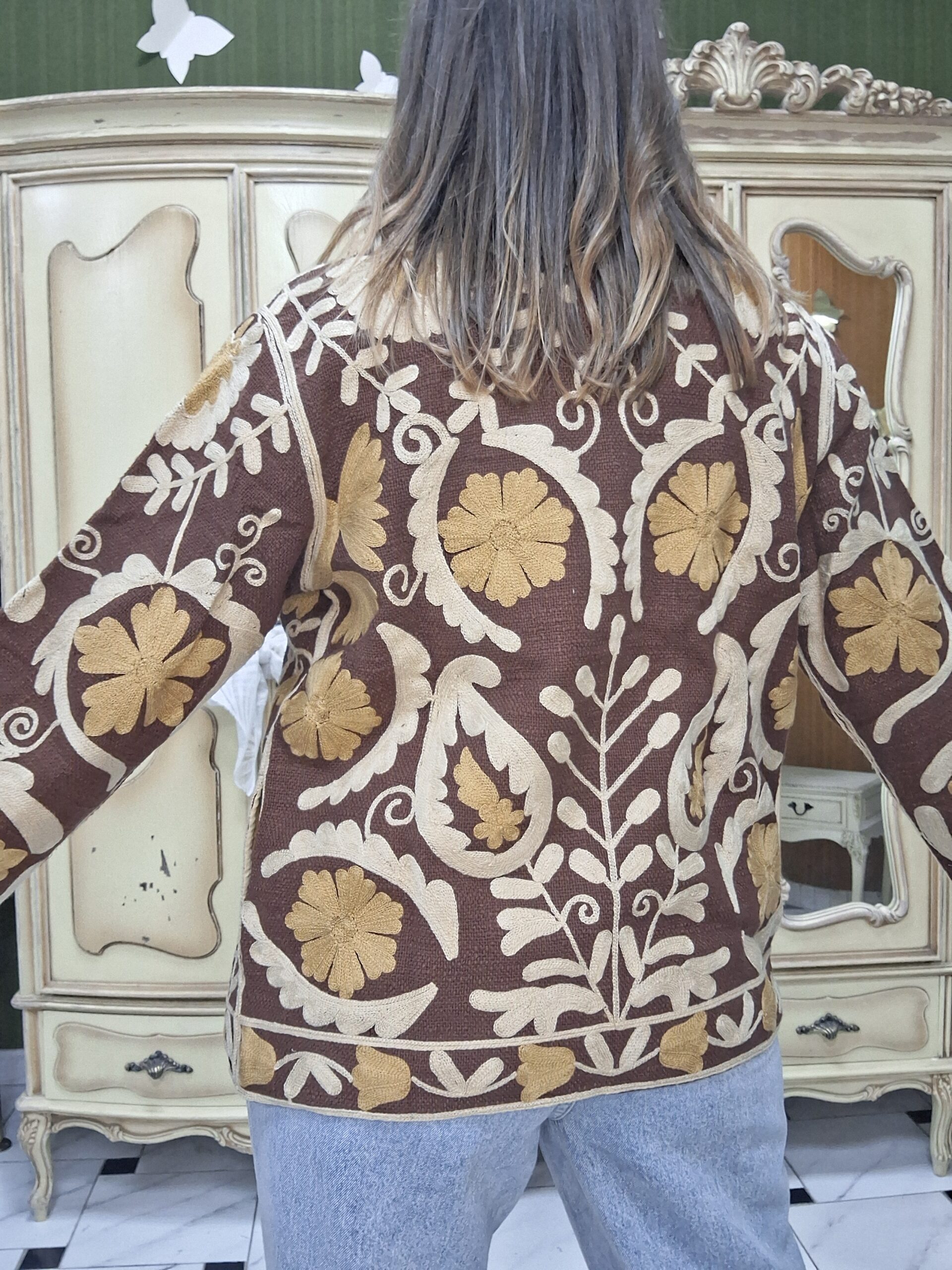 Chaqueta marrón flores bordadas - Imagen 2