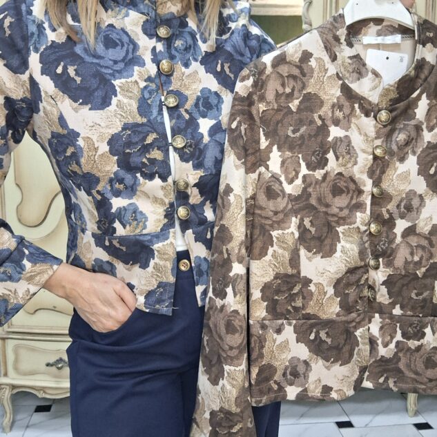 Chaquetas flores botones dorados