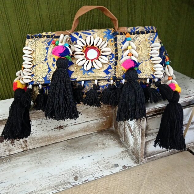 Bolso boho color azul y dorado-pompones negros