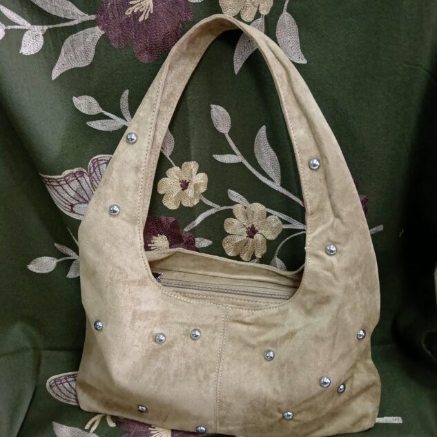 Bolso de antelina beige con tachuelas