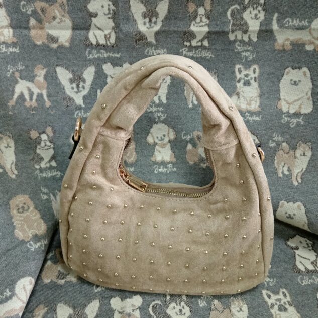 Bolso beige con mini tachuelas doradas