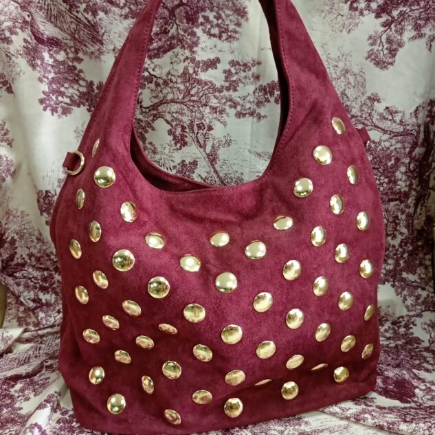 Bolso de antelina burdeos con tachuelas