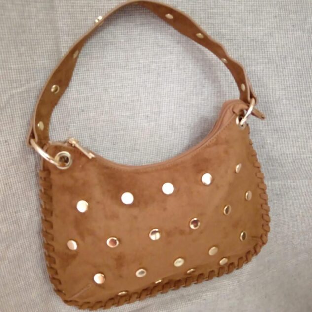 Bolso tachuelas color camel