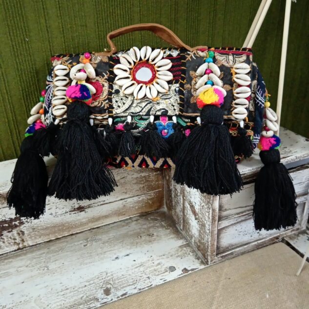 Bolso boho colores variados- pompones negros